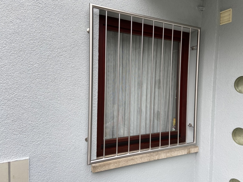 Fenstergitter aus Edelstahl & Schmiedeeisen zum Einbruchschutz